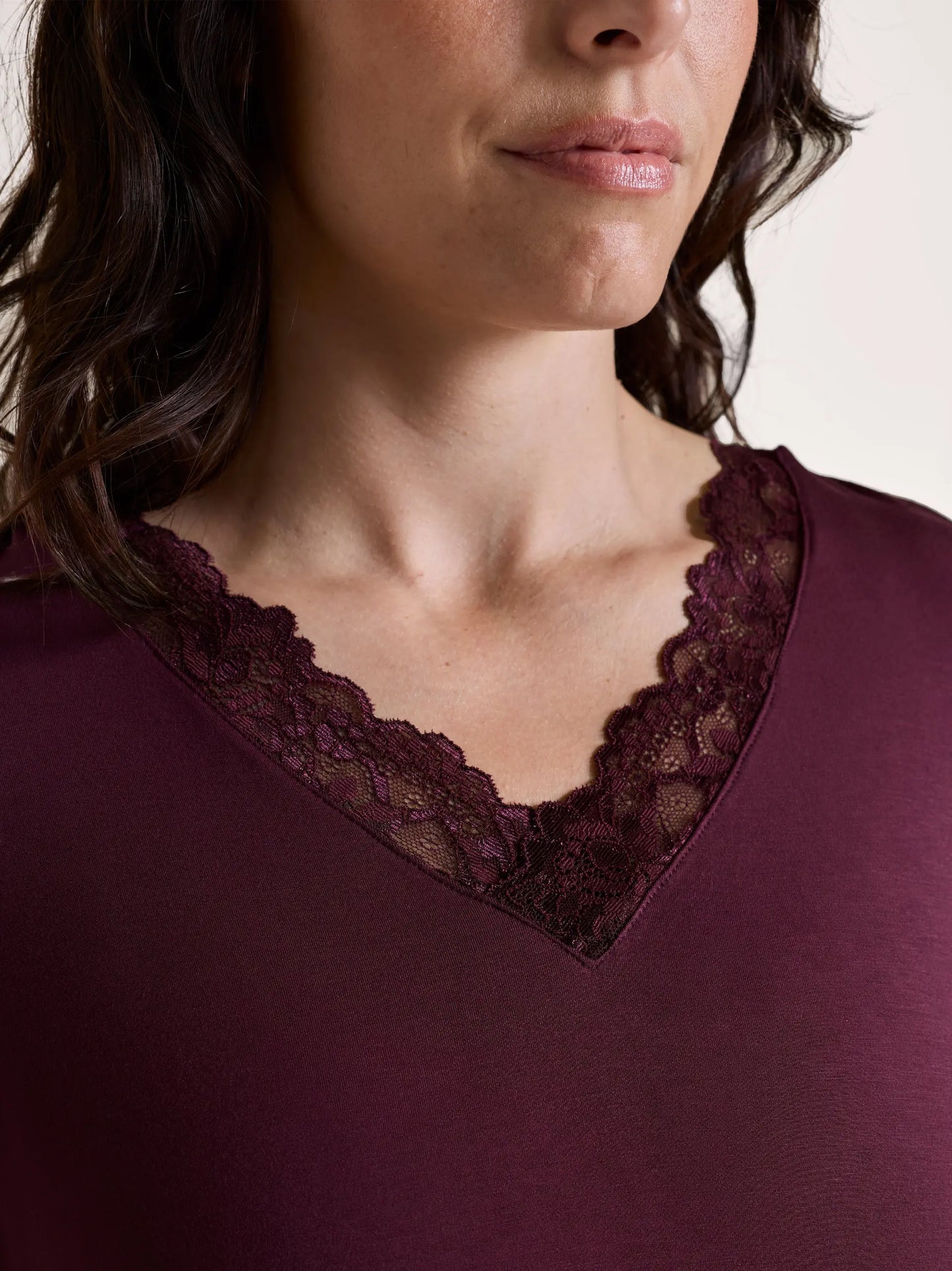 LILY NACHTHEMD LANGARM (V-AUSSCHNITT)