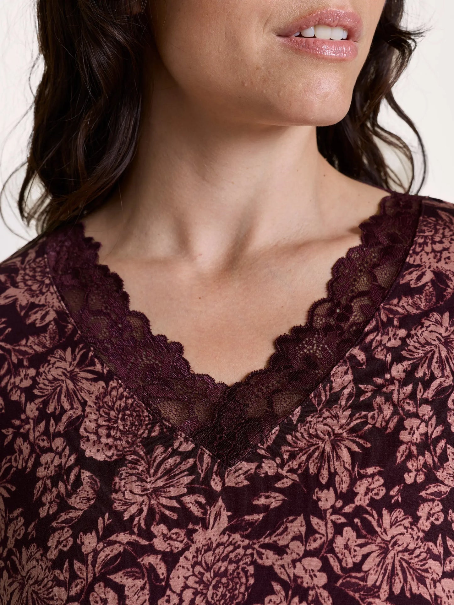 LILY NACHTHEMD LANGARM (V-AUSSCHNITT)